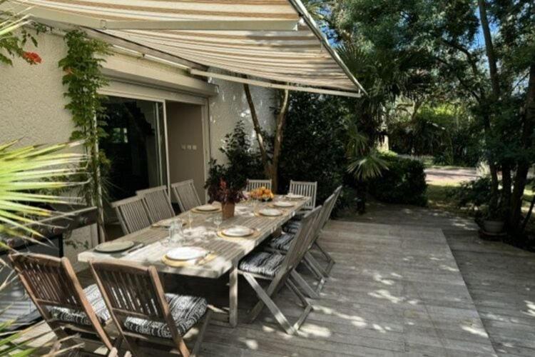 Holiday Home With Indoor Pool, Le Porge Exteriör bild